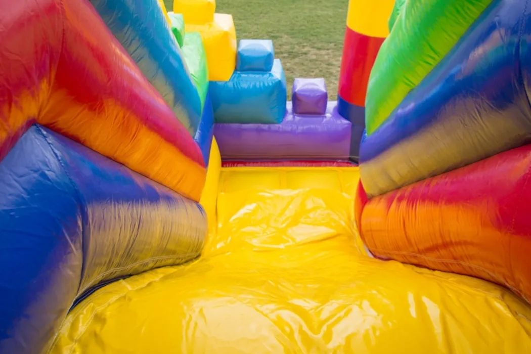 Letnia impreza tematyczna dla dzieci – jakie atrakcje wybrać?